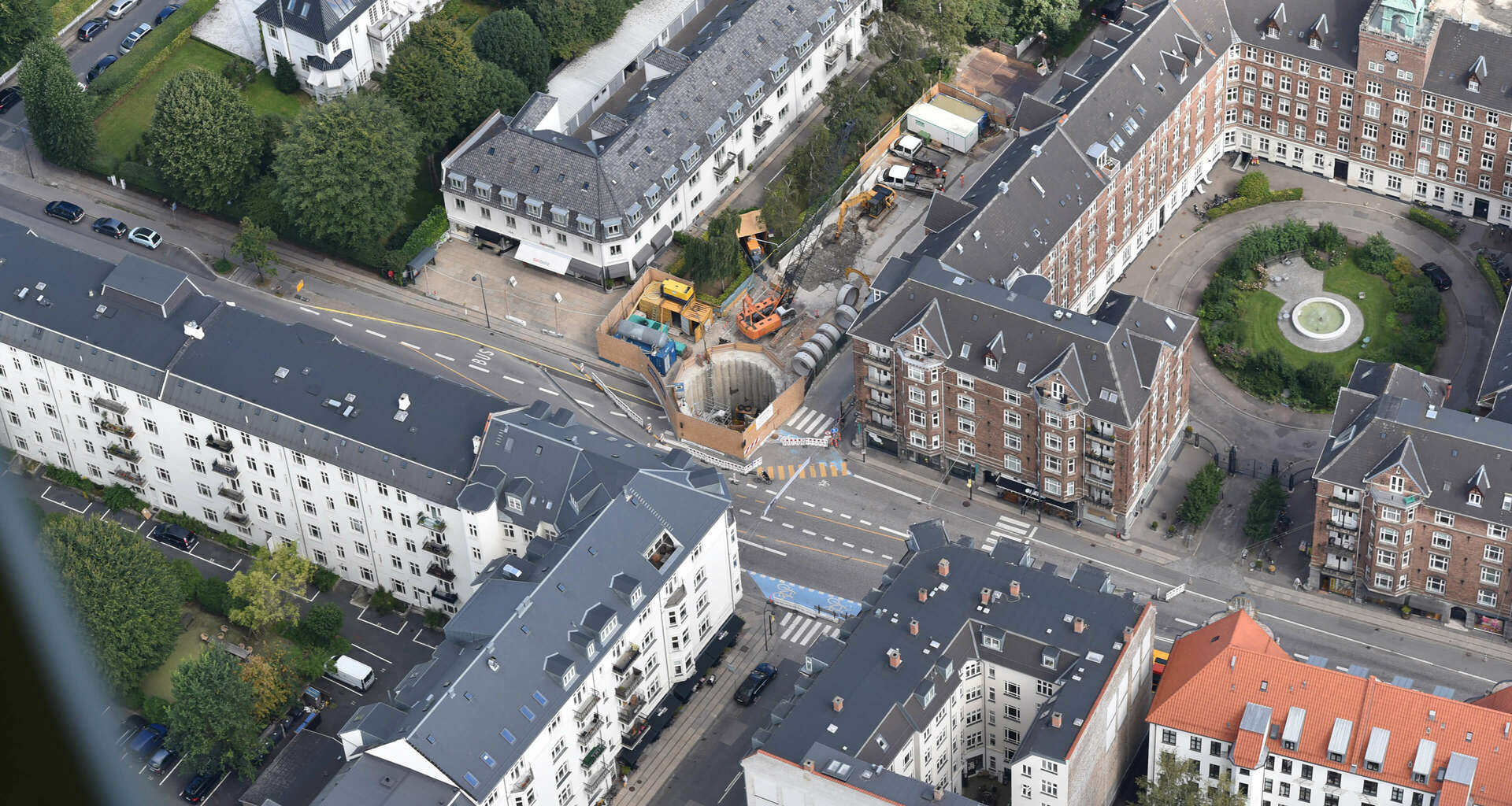 Dronefoto av anleggsplass i gate hvor det utføres tunnelering